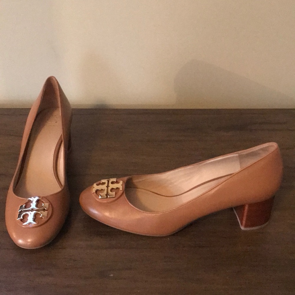 Tory Burch Chelsea Medallion Pumps